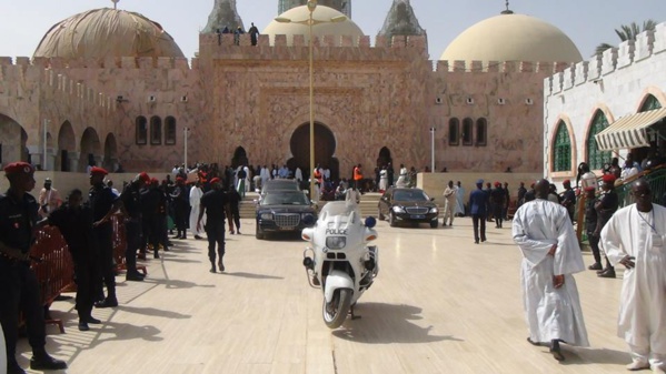 Macky Sall, le Premier Président du Sénégal qui a osé garer ses voitures dans l’enceinte de la Grande Mosquée de Touba