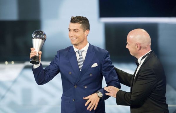 L'attaquant du Real Madrid a reçu lundi soir le prix du joueur de l'année de la Fifa...
