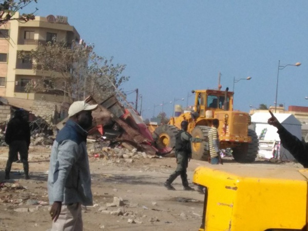 Dernière minute: les bulldozers de Barthélémy Dias, délogent les mécaniciens de Mermoz