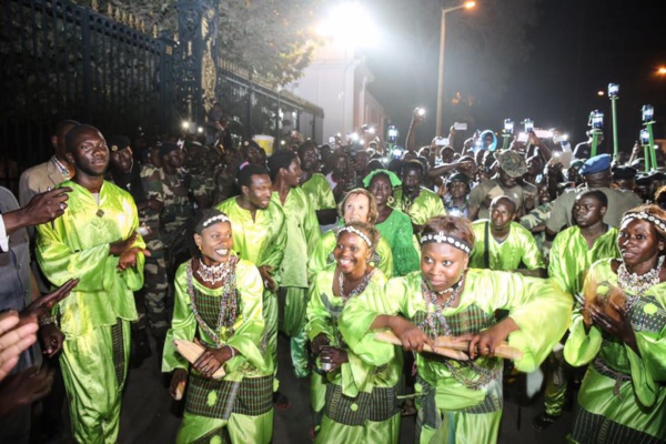 Dakar: la retraite aux flambeaux s’est arrêtée devant les grilles du palais de la république 