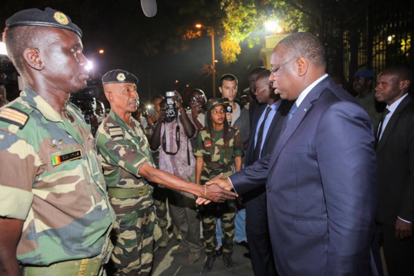 Dakar: la retraite aux flambeaux s’est arrêtée devant les grilles du palais de la république 