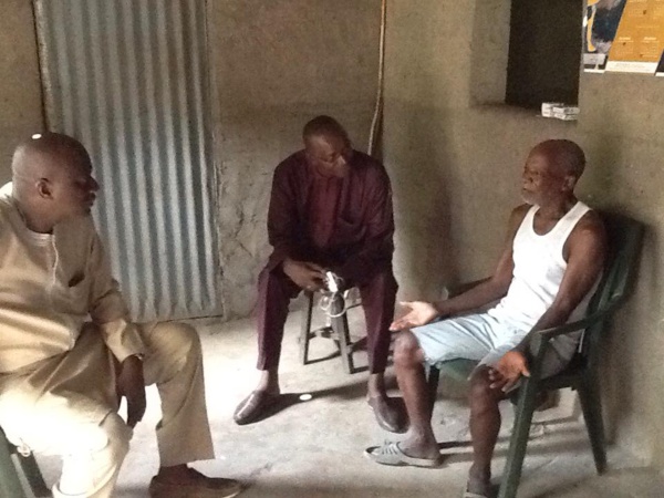 Le président Benoît Sambou dans son village de Mandouane avec ses parents Le président Benoît Sambou dans son village de Mandouane avec ses parents