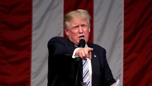  Fragilisé, Trump s'en prend aux médias "corrompus"