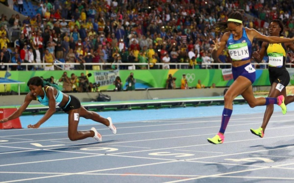 JO2016: Shaunae Miller plonge sur la ligne d'arrivée et s'offre le titre olympique sur 400m