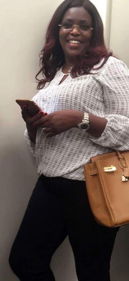 Notre première  dame en mode sac et iphone 