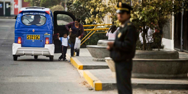 Pérou : un policier corrompu, surpris en flagrant délit, avale le billet