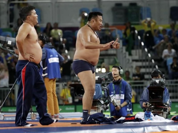 JO 2016: Leur lutteur prend une pénalité, ils arrachent leurs vêtements de rage devant les juges