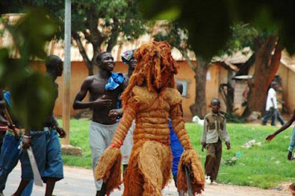 Parcelles assainies : Un "Kankourang" mène la vie dure aux populations Parcelles assainies : Un "Kankourang" mène la vie dure aux populations