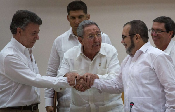 Après 52 ans de guerre, Bogota et les Farc concluent un accord de paix historique Après 52 ans de guerre, Bogota et les Farc concluent un accord de paix historique