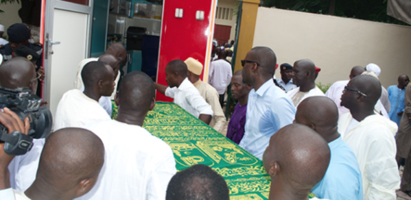 Me Mbaye Jacques Diop repose au Cimetière de Thiawlène Me Mbaye Jacques Diop repose au Cimetière de Thiawlène