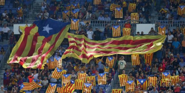 Des drapeaux indépendantistes déployés à Barcelone