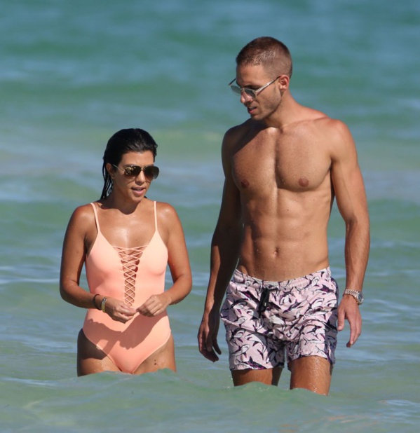 Kardashian : elle affiche son corps de rêve en maillot, en compagnie d'un bel inconnu Kardashian : elle affiche son corps de rêve en maillot, en compagnie d'un bel inconnu