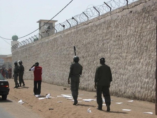 Dernière minute: Des coups de feu entendus encore à l'intérieur de la prison de Rebeuss Dernière minute: Des coups de feu entendus encore à l'intérieur de la prison de Rebeuss