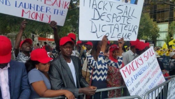 Le Président Macky Sall hué devant le siège des Nations Unies ...Deux arrestations Le Président Macky Sall hué devant le siège des Nations Unies ...Deux arrestations