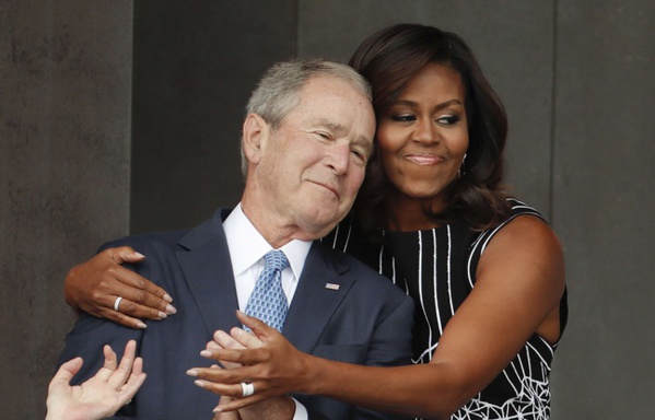 Un câlin improbable entre Michelle Obama et George W. Bush détourné par les internautes Un câlin improbable entre Michelle Obama et George W. Bush détourné par les internautes