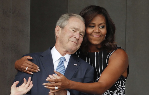 Un câlin improbable entre Michelle Obama et George W. Bush détourné par les internautes