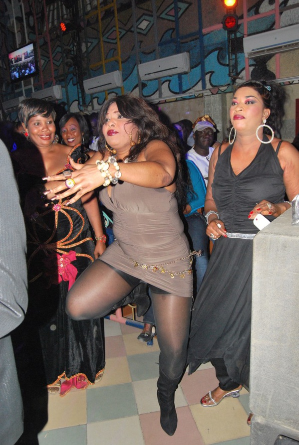 (4 photos)Voici les preuves que les soirées de Pape Diouf sont devenues les lieux de prostitutions et dévergondage (4 photos)Voici les preuves que les soirées de Pape Diouf sont devenues les lieux de prostitutions et dévergondage