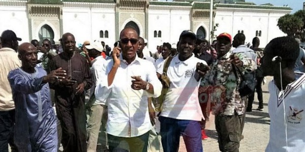 Abdoul Mbaye touché à la tete et évacué en taxi Abdoul Mbaye touché à la tete et évacué en taxi