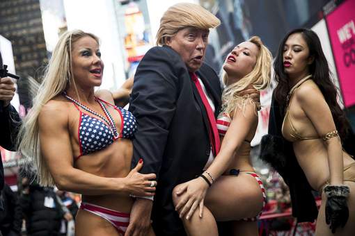 La photo de Trump avec les nanas,  provoque la cohue à New York