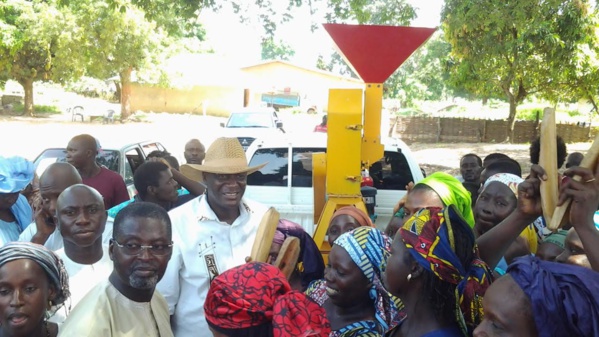 Ziguinchor: Le ministre Benoit Sambou remet des moulins et des fournitures scolaires à la population Ziguinchor: Le ministre Benoit Sambou remet des moulins et des fournitures scolaires à la population