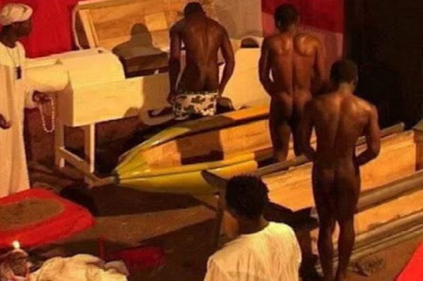 Des jeunes ivoiriens dorment nus dans des cercueils pour devenir riches