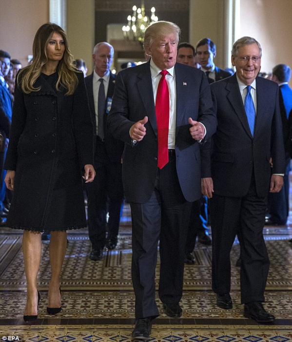 Transition à la maison blanche: Les 1ères images de la rencontre entre les familles Trump et Obama Transition à la maison blanche: Les 1ères images de la rencontre entre les familles Trump et Obama