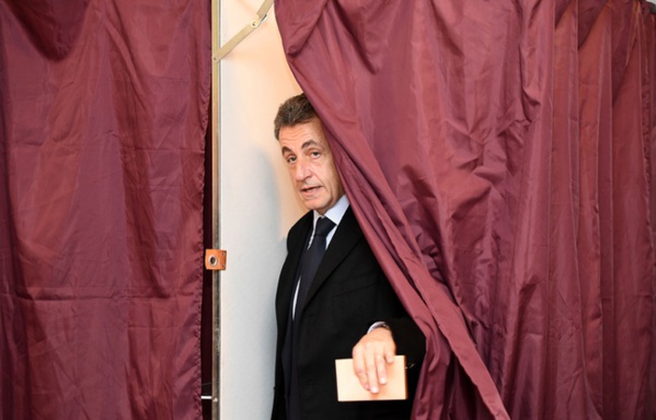 Mauvais exemple au vote Primaire : Sarkozy grille tout le monde dans la queue... Mauvais exemple au vote Primaire : Sarkozy grille tout le monde dans la queue...