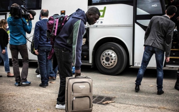 France: Une prime de 2500 euros pour inciter les migrants à rentrer dans leur pays d'origine France: Une prime de 2500 euros pour inciter les migrants à rentrer dans leur pays d'origine