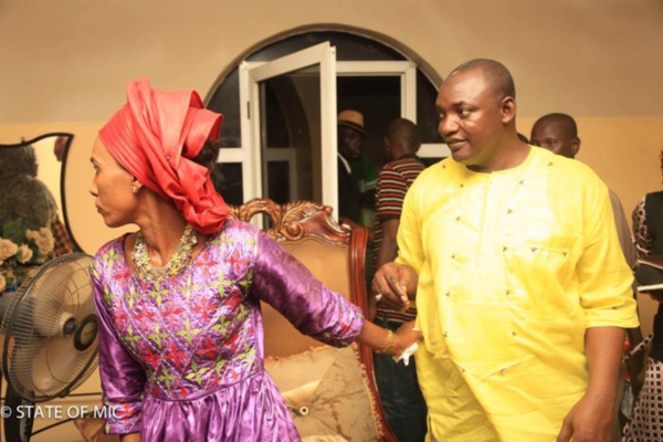 Scène insolite hier chez Adama Barrow: sa femme le force à aller manger, il n'avait pas pris son déjeuner jusqu'à 18h passées Scène insolite hier chez Adama Barrow: sa femme le force à aller manger, il n'avait pas pris son déjeuner jusqu'à 18h passées