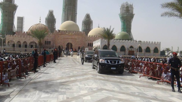 Macky Sall, le Premier Président du Sénégal qui a osé garer ses voitures dans l’enceinte de la Grande Mosquée de Touba Macky Sall, le Premier Président du Sénégal qui a osé garer ses voitures dans l’enceinte de la Grande Mosquée de Touba