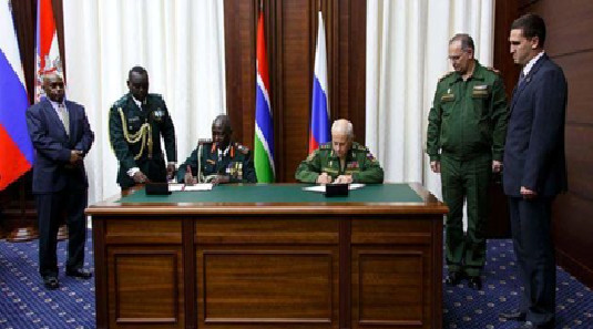 Le général Ousmane Badji, signe des accords militaires autorisant une présence militaire russe sur le sol gambien