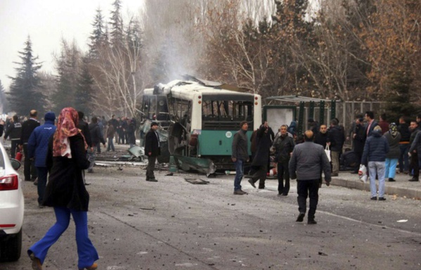 Turquie: Au moins 13 morts dans un attentat visant un bus qui transportait des soldats Turquie: Au moins 13 morts dans un attentat visant un bus qui transportait des soldats