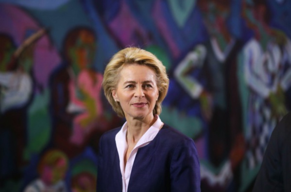 En visite en Arabie saoudite, la ministre allemande de la Défense choisit de ne pas porter le voile En visite en Arabie saoudite, la ministre allemande de la Défense choisit de ne pas porter le voile