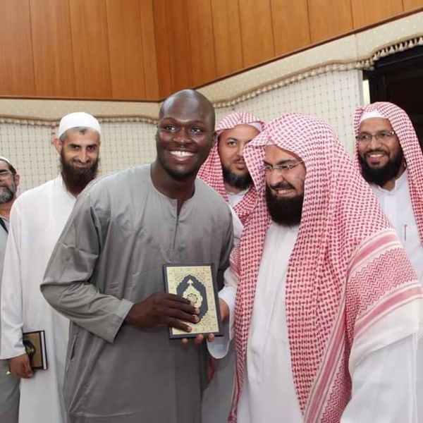 Moussa Sow, reçoit le cadeau de Son Excellence Sheikh Abdul Rahman Al-Sudais Imam des Deux Saintes Mosquées