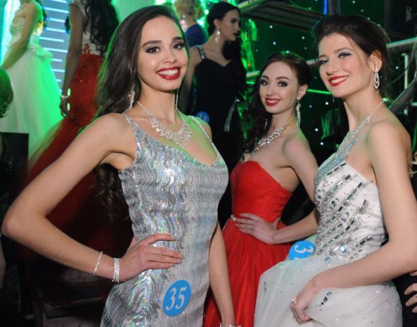 PHOTOS:  Les plus belles participantes du concours de beauté «Reine des neiges»