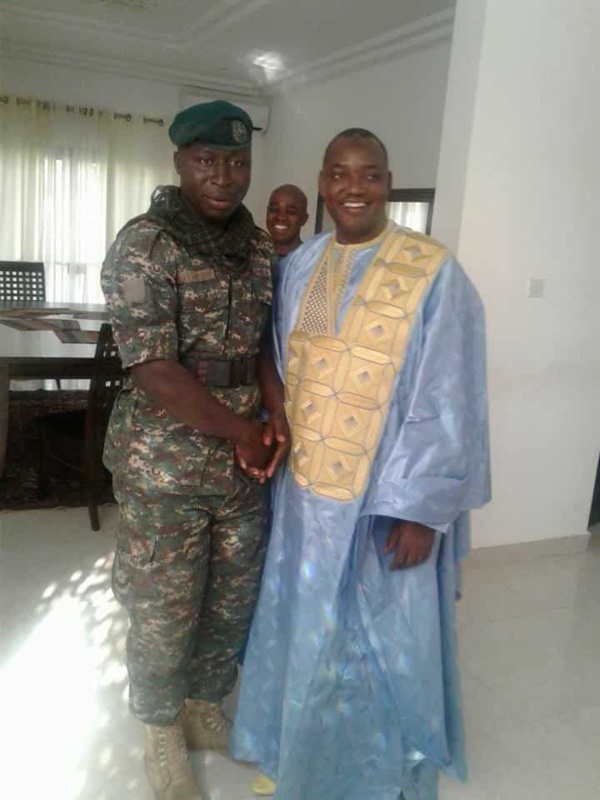 Dernière minute: une unité de l'armée Gambienne quitte Jammeh pour Barrow Dernière minute: une unité de l'armée Gambienne quitte Jammeh pour Barrow