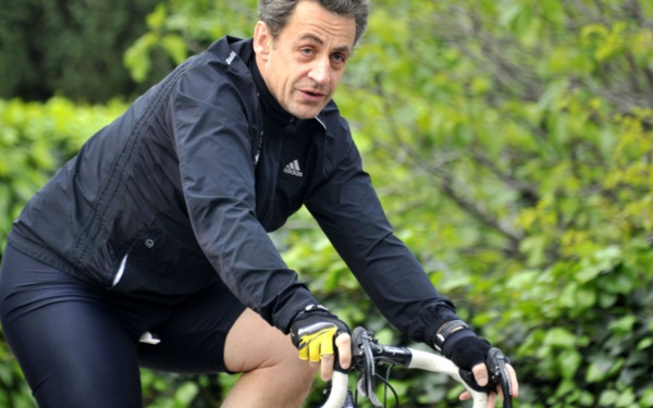 INDISCIPLINE: Nicolas Sarkozy, en sens interdit à vélo, stoppé par un policier INDISCIPLINE: Nicolas Sarkozy, en sens interdit à vélo, stoppé par un policier