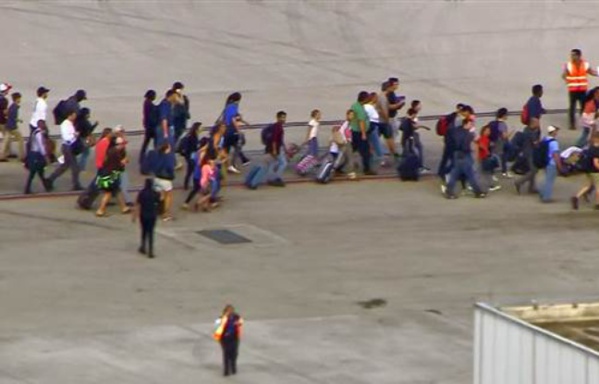 Fusillade dans un aéroport de Floride: Cinq morts et huit blessés