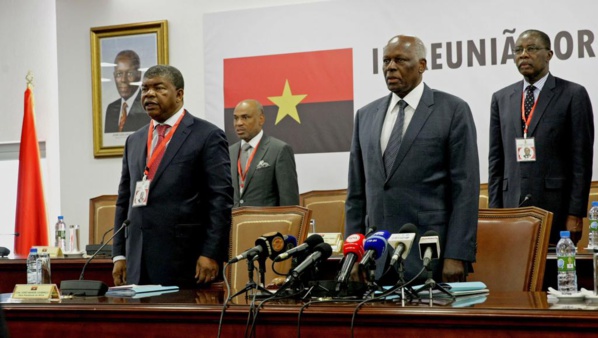 Angola: le président Dos Santos «part pour mieux rester» Angola: le président Dos Santos «part pour mieux rester»