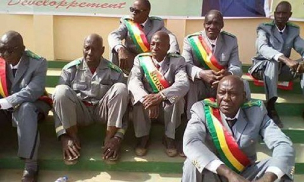 Image de la honte: Des sous préfets assis à même le sol pour attendre Alpha Condé à kankan Image de la honte: Des sous préfets assis à même le sol pour attendre Alpha Condé à kankan