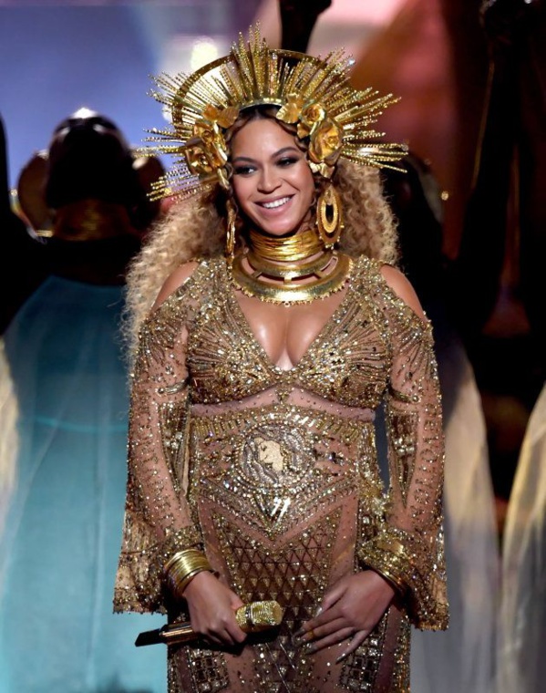 Le détail égocentrique que personne n'avait remarqué sur la robe de Beyoncé aux Grammy Awards Le détail égocentrique que personne n'avait remarqué sur la robe de Beyoncé aux Grammy Awards