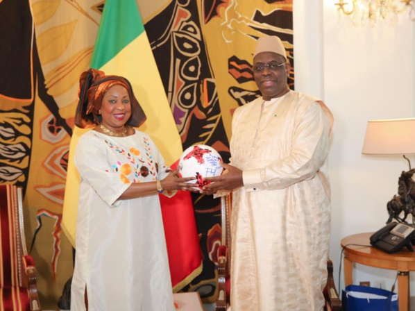 Présidence: Macky Sall a également reçu Fatma SAMOURA Présidence: Macky Sall a également reçu Fatma SAMOURA