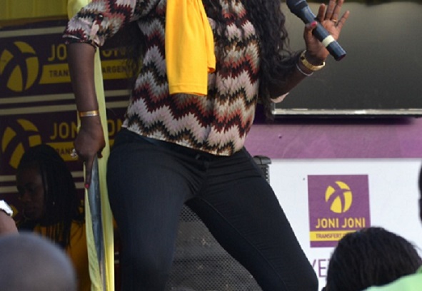 L'écartement de jambes de Yama, fait polémique sur facebook (Regardez)