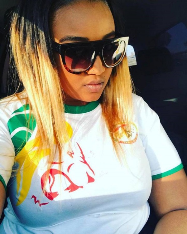 Admirez Mignonne Dia, la ravissante fille du feu le chanteur Demba Dia Admirez Mignonne Dia, la ravissante fille du feu le chanteur Demba Dia