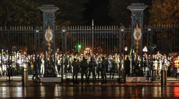 Dakar: la retraite aux flambeaux s’est arrêtée devant les grilles du palais de la république Dakar: la retraite aux flambeaux s’est arrêtée devant les grilles du palais de la république