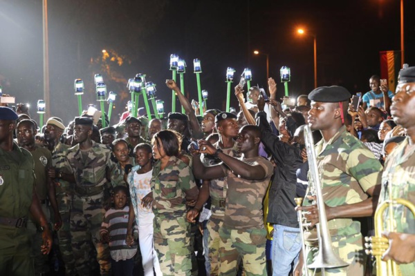 Dakar: la retraite aux flambeaux s’est arrêtée devant les grilles du palais de la république 
