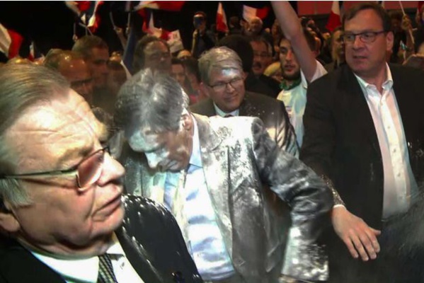 FRANCE: François Fillon enfariné à son arrivée à un meeting FRANCE: François Fillon enfariné à son arrivée à un meeting