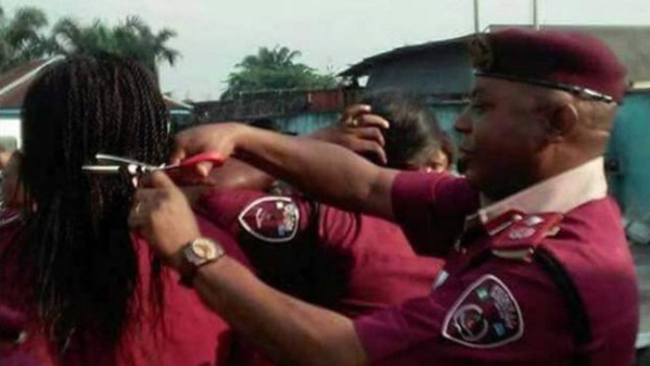 Nigéria : un agent coupe les cheveux des femmes Nigéria : un agent coupe les cheveux des femmes