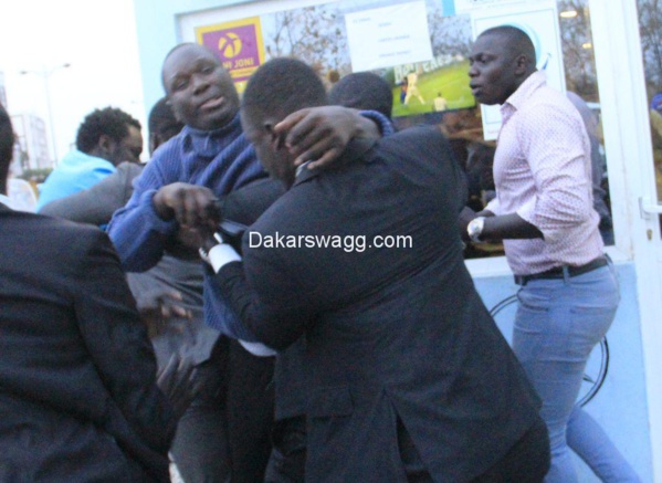 Regardez, le chanteur Salam Diallo bastonné par Ousmane Diop dit Boston Regardez, le chanteur Salam Diallo bastonné par Ousmane Diop dit Boston