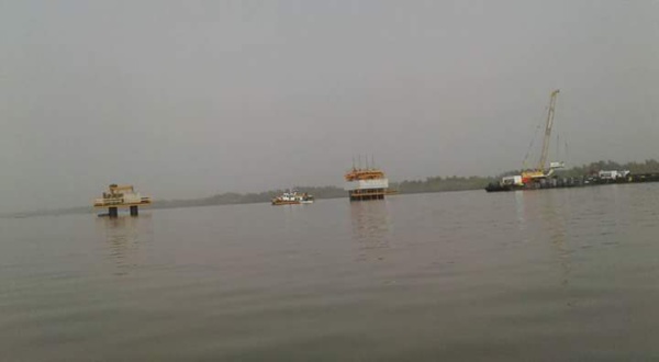 IMAGES: Construction du Pont de Farafegny en Gambie, rien ne bouge